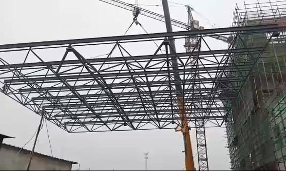 提升機(jī)房網(wǎng)架整體吊裝安裝.jpg