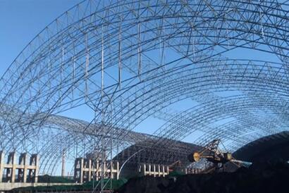 大跨度煤棚網(wǎng)架施工.jpg 大跨度煤棚網(wǎng)架施工.jpg