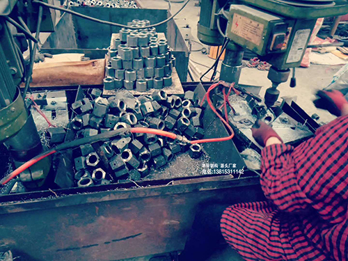 無紋螺母鉆孔加工車間