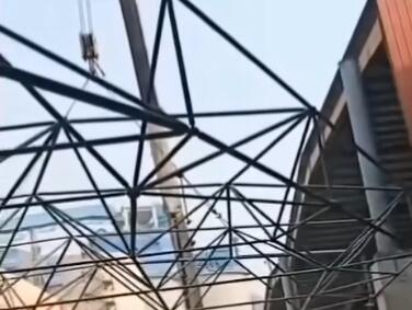 水泥廠網(wǎng)架封閉棚安裝.jpg 水泥廠網(wǎng)架封閉棚安裝.jpg