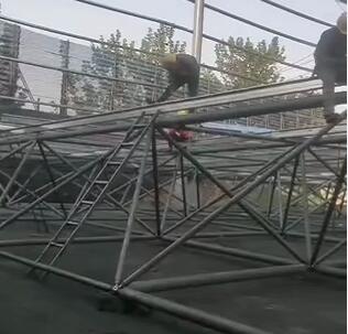 煤礦網(wǎng)架現(xiàn)場(chǎng)安裝施工中.jpg 煤礦網(wǎng)架現(xiàn)場(chǎng)安裝施工中.jpg
