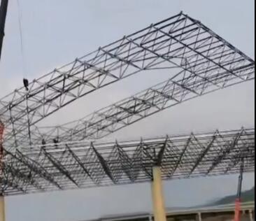 高速大型加油站網架吊裝.jpg 高速大型加油站網架吊裝.jpg