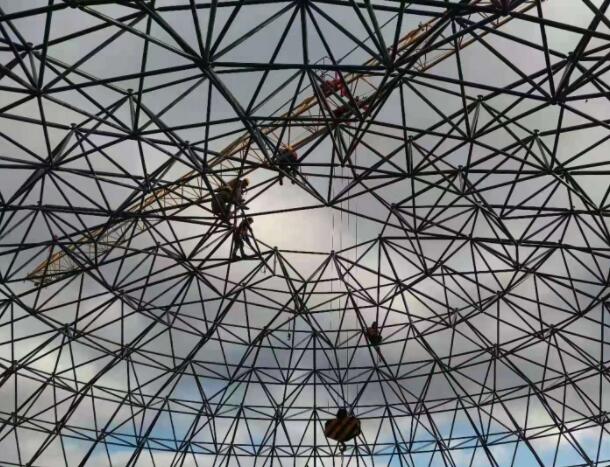 螺栓球網(wǎng)架加工節(jié)點施工.jpg 螺栓球網(wǎng)架加工節(jié)點施工.jpg