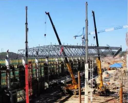 鋼網(wǎng)架吊裝.jpg 鋼網(wǎng)架吊裝.jpg