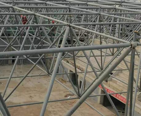 體育場網架螺栓球連接工程.jpg 體育場網架螺栓球連接工程.jpg