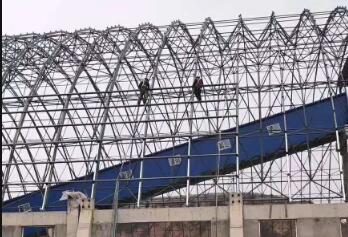 煤倉網架檁條安裝中.jpg 煤倉網架檁條安裝中.jpg