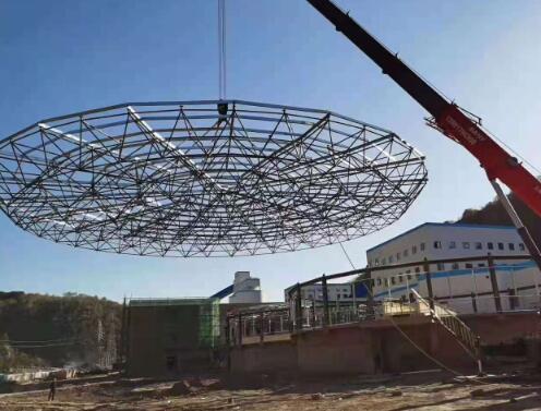 濃縮池頂棚網架吊裝施工.jpg 濃縮池頂棚網架吊裝施工.jpg